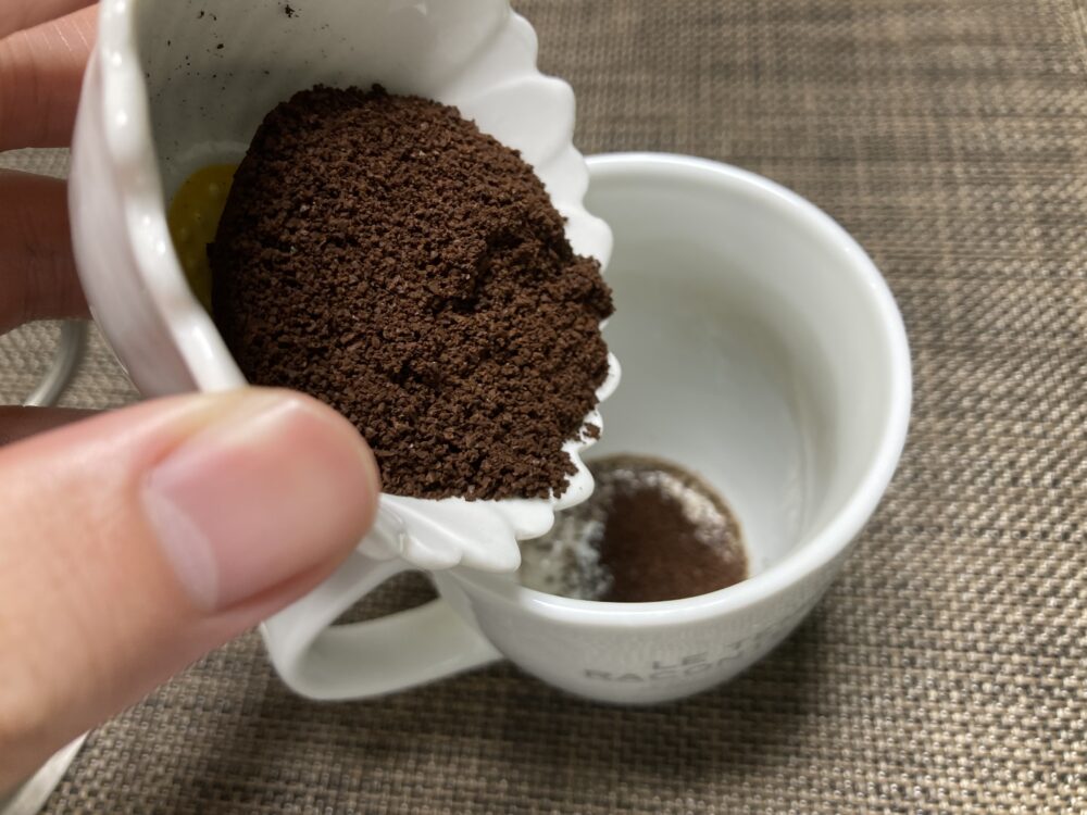 カップに粉を入れている